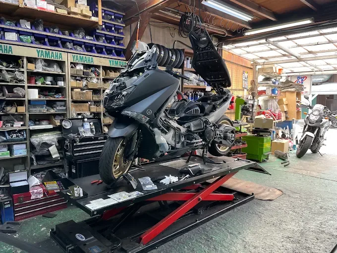 整備リフトでYAMAHA車の足回りを点検する作業