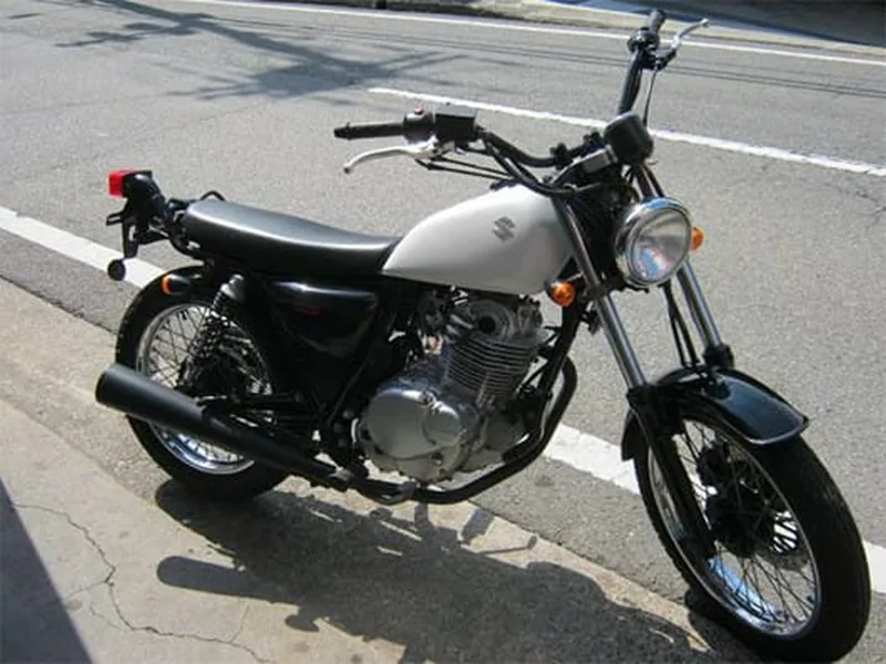 店頭に並ぶSUZUKIのオートバイ