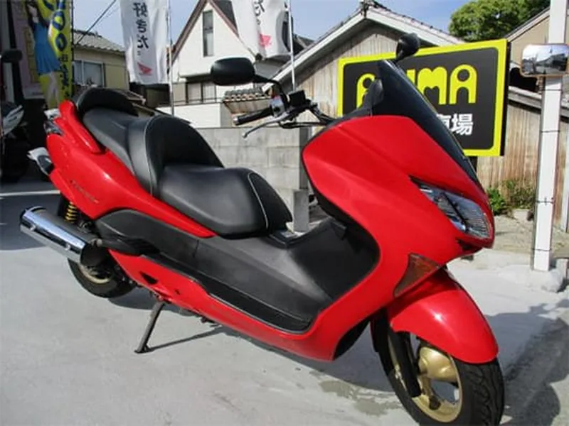 店頭に並ぶ赤いHONDAのスクーター