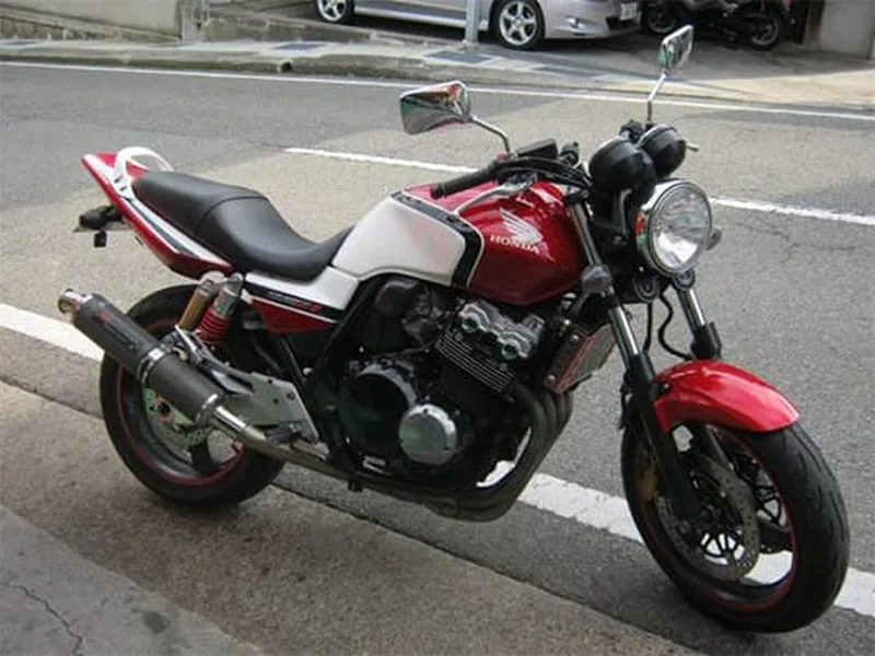 店頭に並ぶHONDAの大型オートバイ