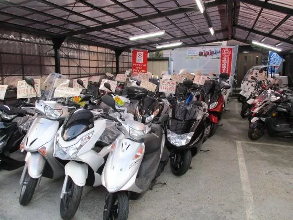 屋根付き展示場に並ぶ125ccクラスのスクーター