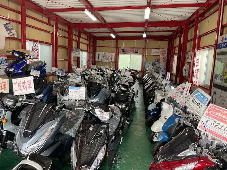 展示場に並ぶ126cc〜250ccクラスのバイク